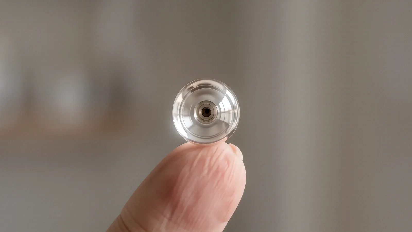 Weiche Kontaktlinse auf einer Fingerspitze