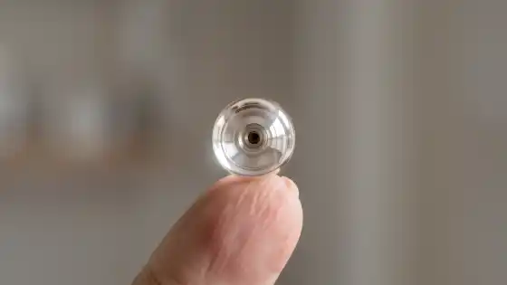 Weiche Kontaktlinse auf einer Fingerspitze
