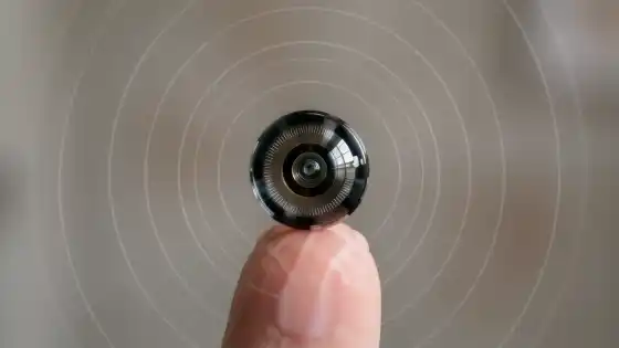 Multifokale Kontaktlinse mit konzentrischen Ringen auf einer Fingerspitze