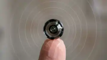 Multifokale Kontaktlinse mit konzentrischen Ringen auf einer Fingerspitze
