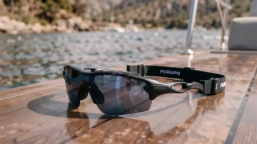 Wassersportbrille mit Halteband auf nassem Bootsdeck