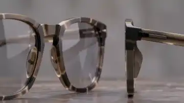 Dünnes hochbrechendes Glas neben dickem Standardglas im Profil