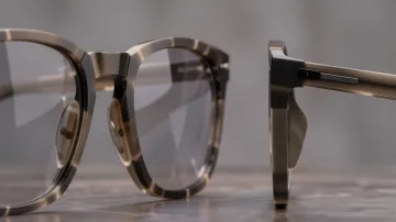 Dünnes hochbrechendes Glas neben dickem Standardglas im Profil