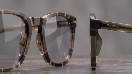 Dünnes hochbrechendes Glas neben dickem Standardglas im Profil